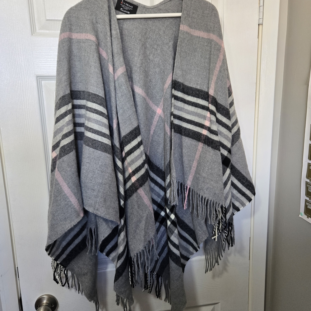 V. FRAAS Gray Shawl with Fringe